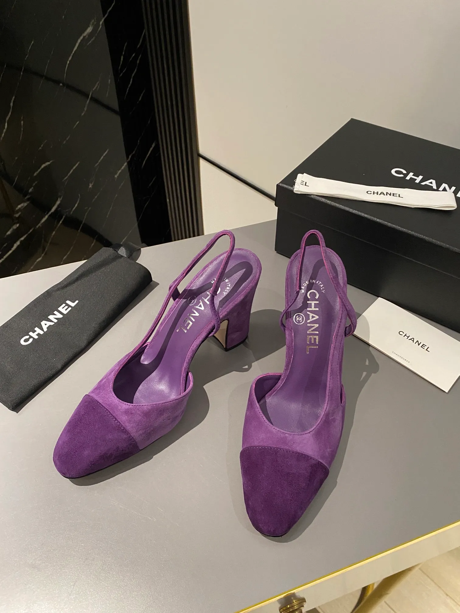 👟👟Ex-factory price 520👟👟 Purchase grade, high-heeled version, Chanel classic slingback sandals. We have been making this model for the past few years. This year, we will re-purchase the version and make a detailed copy again. I found that the upper lines and body comfort of the new version have been slightly adjusted! The brand won't say anything because the overall appearance difference is not big and it doesn't affect wearing. All colors now produced are produced according to the latest styles! What you buy is the latest classic model from the counter, made of imported mixed sheepskin surface material, imported mixed sheepskin, and Italian imported cowhide leather soles! High heels 9.5cm Size: 35-39 Other sizes can be customized (customized sizes 34, 40, 41, 42, 43 are non-refundable and non-exchangeable)